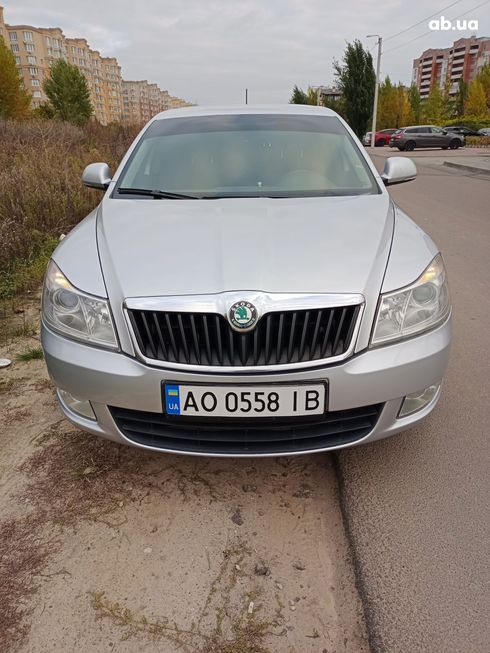 Skoda Octavia 2011 серебристый - фото 9
