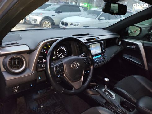 Toyota RAV4 2017 серый - фото 18