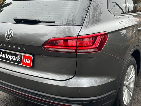 Volkswagen Touareg 2019 серый - фото 35
