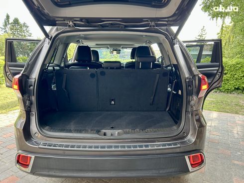 Toyota Highlander 2018 серый - фото 11