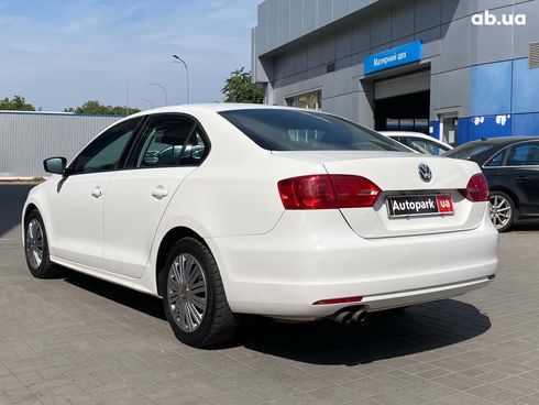 Volkswagen Jetta 2011 белый - фото 16