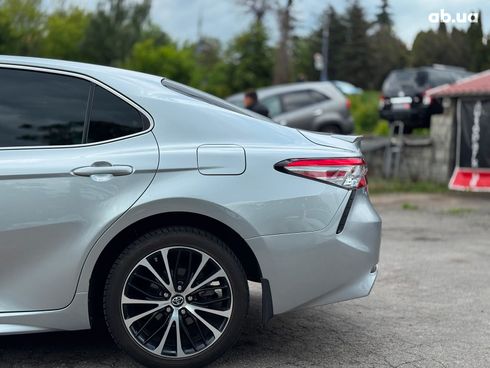 Toyota Camry 2018 серый - фото 9
