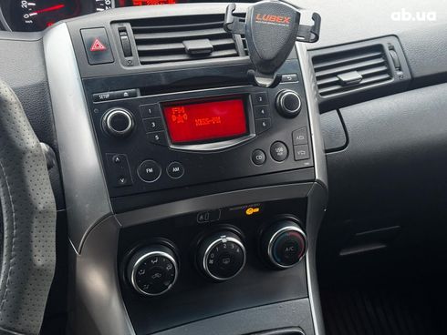 Toyota Avensis Verso 2014 белый - фото 13