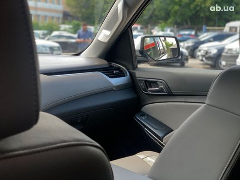 Chevrolet Suburban 2019 белый - фото 45