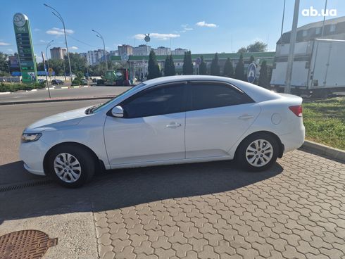 Kia Cerato 2011 белый - фото 16