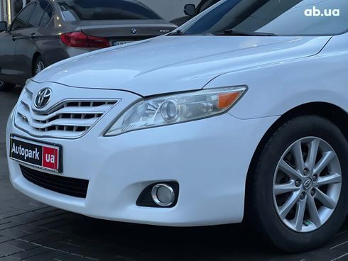 Toyota Camry 2010 белый - фото 9
