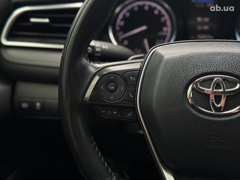 Toyota Camry 2018 серый - фото 32