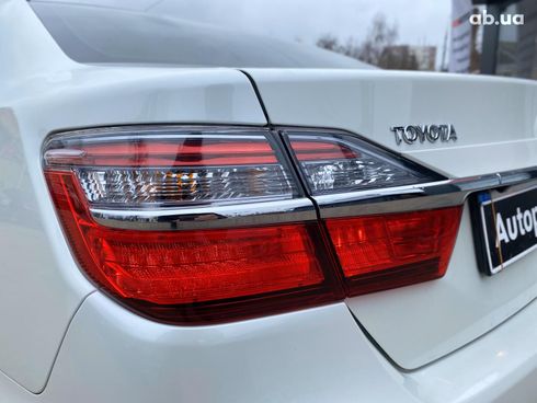 Toyota Camry 2017 белый - фото 21
