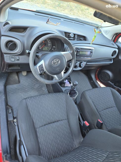 Toyota Yaris 2012 красный - фото 9