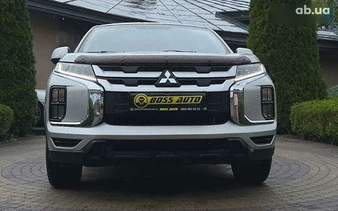 Mitsubishi Outlander 2019 - фото 2
