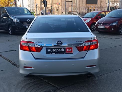 Toyota Camry 2012 серый - фото 5