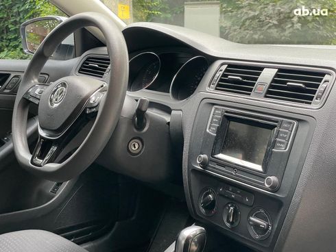 Volkswagen Jetta 2016 белый - фото 23