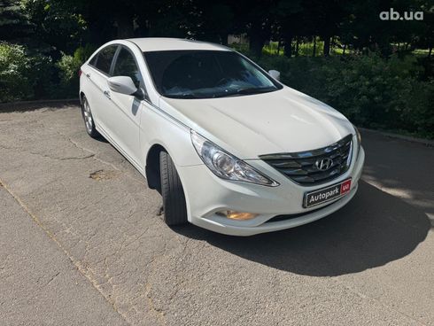 Hyundai Sonata 2011 белый - фото 3