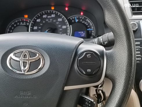 Toyota Camry 2011 бежевый - фото 17