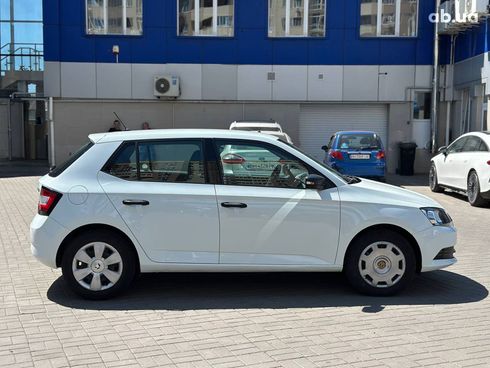 Skoda Fabia 2017 белый - фото 4