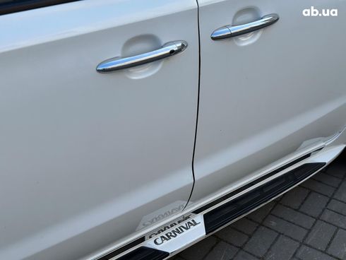 Kia Carnival 2017 белый - фото 12