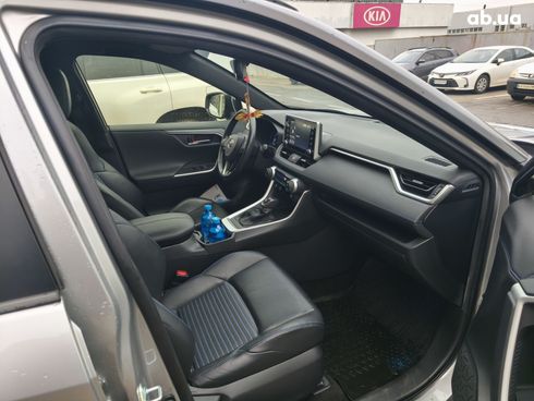Toyota RAV4 Hybrid 2019 серый - фото 8