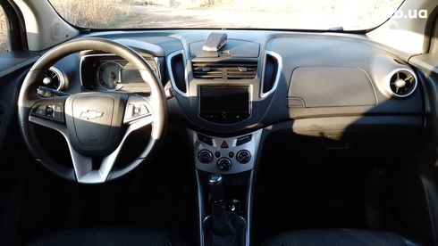 Chevrolet Tracker 2014 серебристый - фото 3