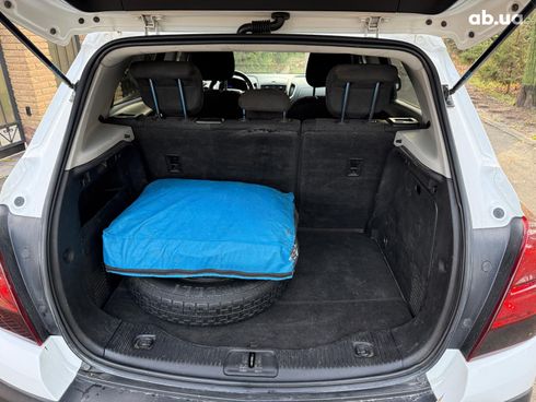 Chevrolet Tracker 2013 белый - фото 39