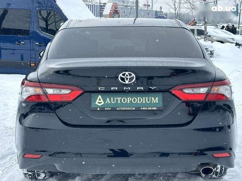 Toyota Camry 2022 - фото 9