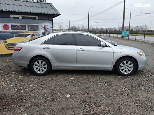 Toyota Camry 2006 серебристый - фото 4