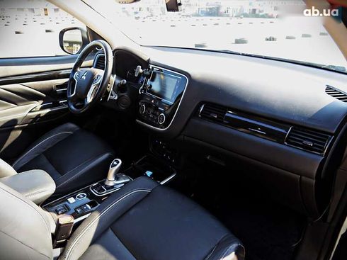 Mitsubishi Outlander 2017 - фото 26