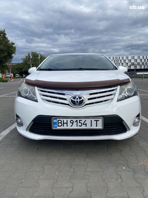 Toyota Avensis 2013 белый - фото 8