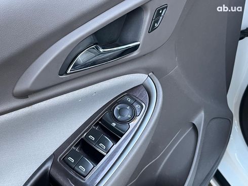 Chevrolet Malibu 2017 белый - фото 23