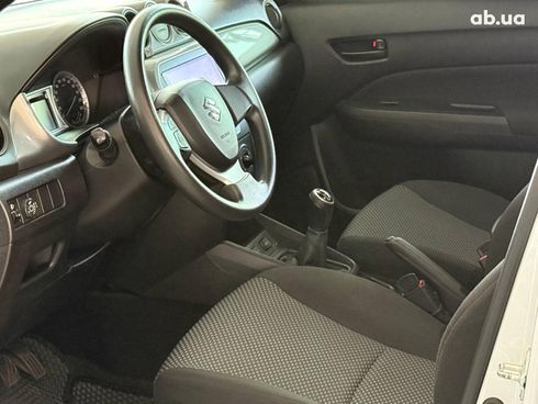 Suzuki Vitara 2018 белый - фото 10