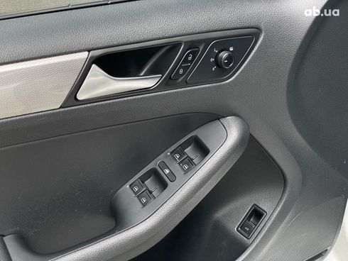 Volkswagen Jetta 2016 белый - фото 14