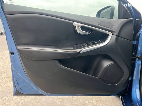 Volvo V40 2017 синий - фото 15