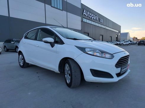 Ford Fiesta 2017 белый - фото 12