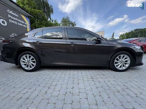 Toyota Camry 2021 - фото 16