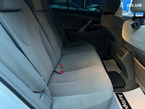 Toyota Camry 2010 белый - фото 53