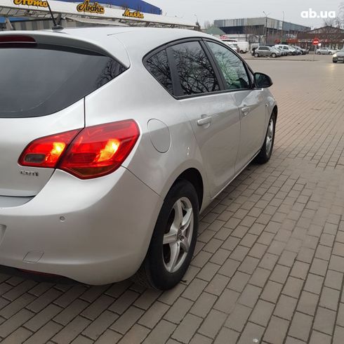 Opel Astra J Hatchback 2010 серебристый - фото 6