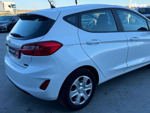 Ford Fiesta 2018 белый - фото 8