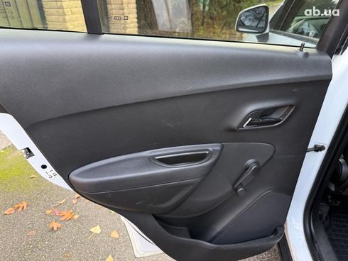 Chevrolet Tracker 2013 белый - фото 33