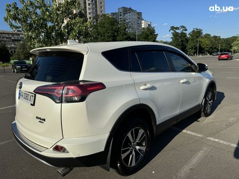 Toyota RAV4 2017 белый - фото 15