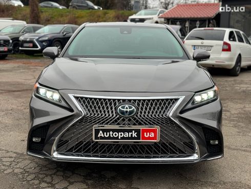 Toyota Camry 2022 серый - фото 2