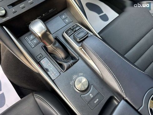Lexus IS 2019 - фото 12