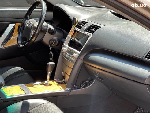 Toyota Camry 2007 бежевый - фото 19