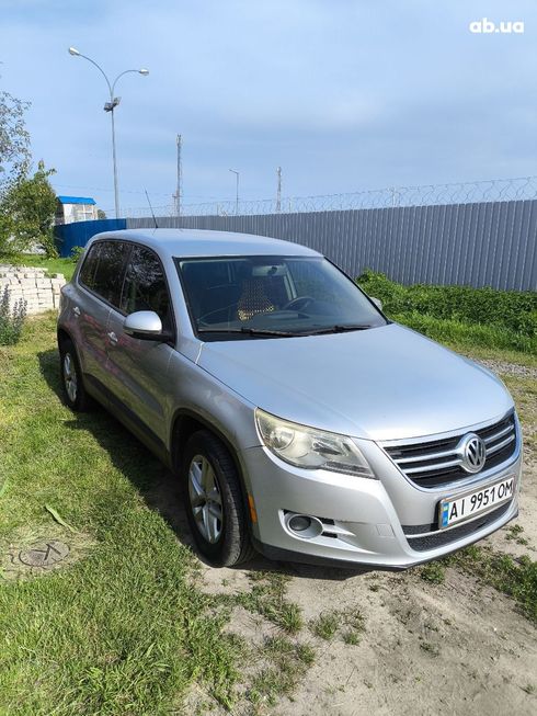 Volkswagen Tiguan 2010 серебристый - фото 2