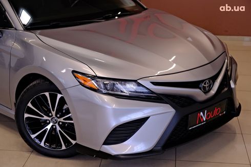 Toyota Camry 2019 серый - фото 3