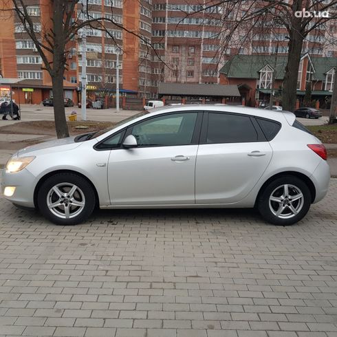 Opel Astra J Hatchback 2010 серебристый - фото 4