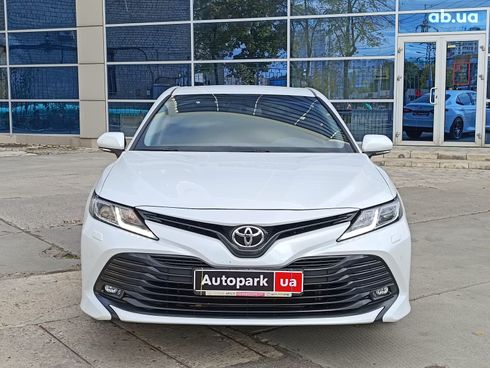 Toyota Camry 2019 белый - фото 2