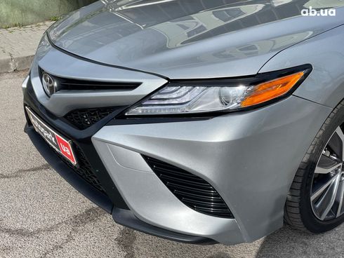 Toyota Camry 2018 серый - фото 15