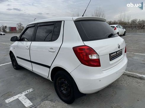 Skoda Fabia 2011 - фото 8