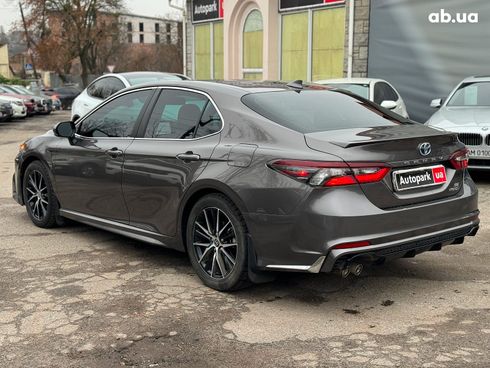 Toyota Camry 2022 серый - фото 8
