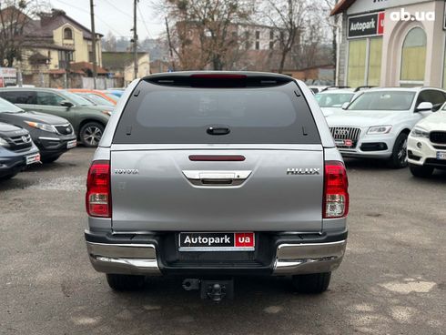 Toyota Hilux 2019 серый - фото 6