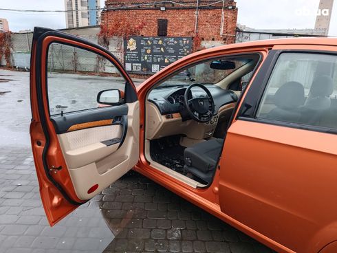 Chevrolet Aveo 2008 оранжевый - фото 11